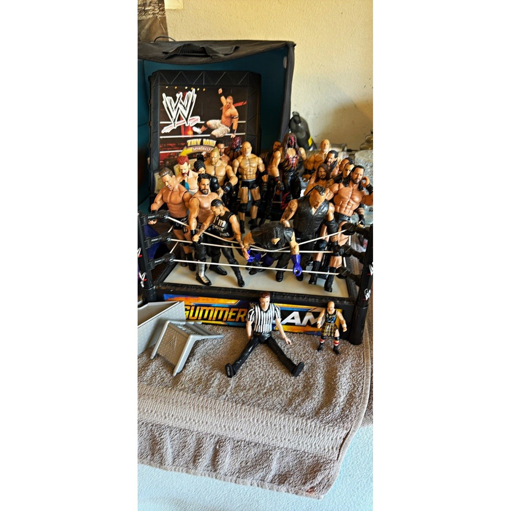 WWE 22 wrestlers 2rings, Ambulance, motorcycle, forklift, truck and a carry case